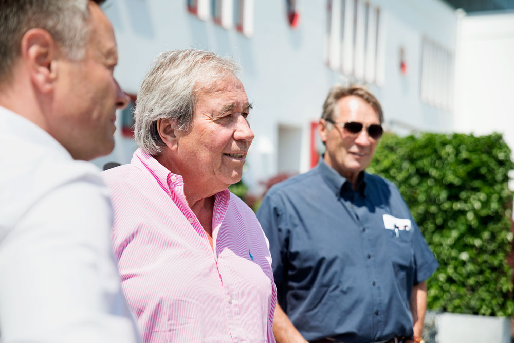 Architekt Tom Ferster (Mitte) erklärt Raico-Gründer Albert Inninger (Links) und Bauleiter Christoph Eisenhut (Rechts) seine „Schießscharten“-Fenster