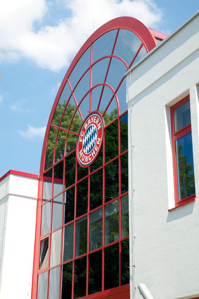 Markant Wie ein Kirchenfenster: Die Eingangsfassade zum Heiligtum an der Säbener Straße