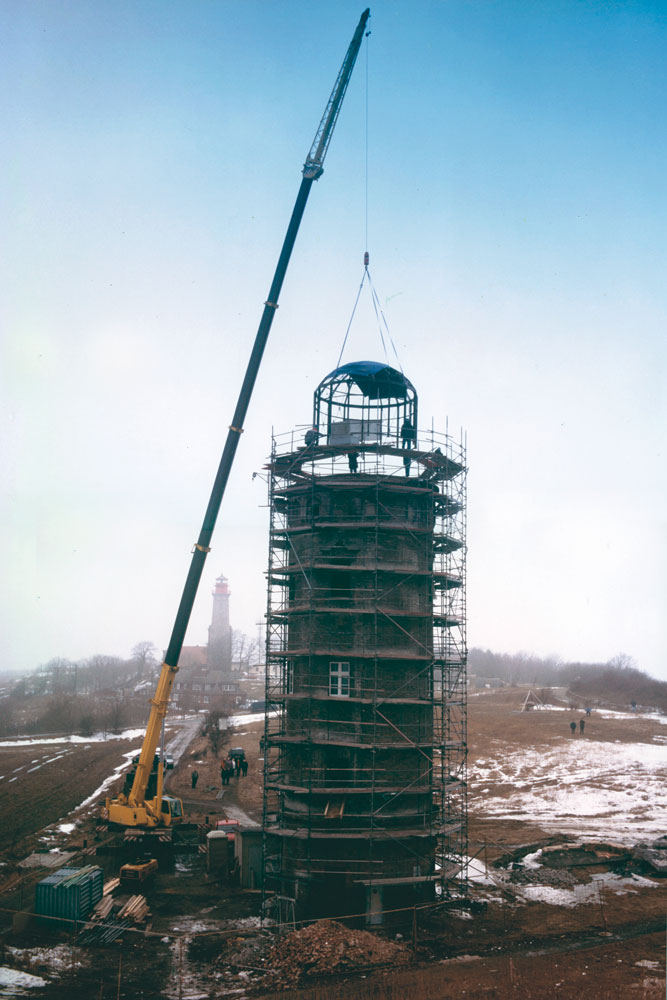 Luft anhalten: ein Auto-Kran setzt die Kuppelkonstruktion auf den Peilturm