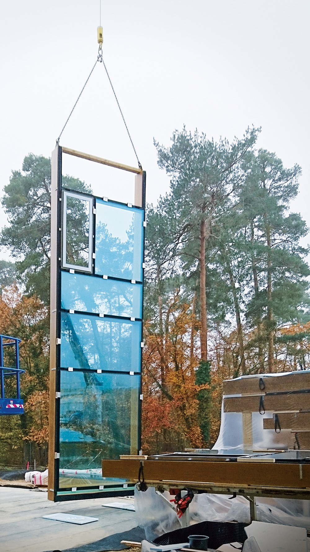 Die Pfosten-Riegel-Konstruktion der Längswände mit ihren vertikalen Fassadenbändern wurde komplett bei der Zimmerei Sieveke vormontiert. | Foto: Roman Koditek