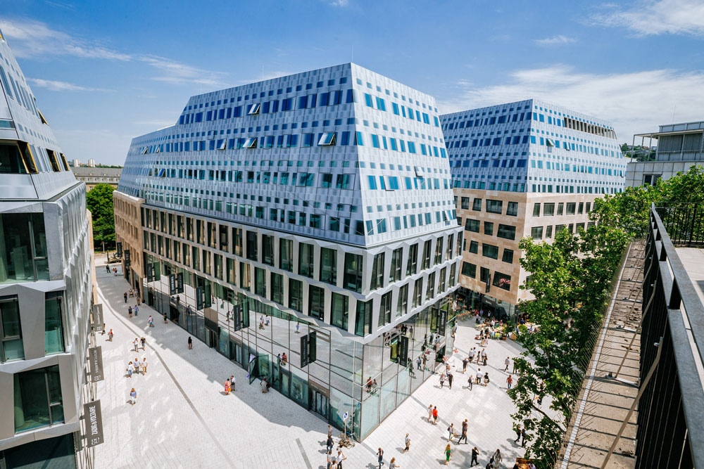 Perfectly customised: In the Dorotheen Quartier in Stuttgart with movable rock-crystal glazing to enhance the roof