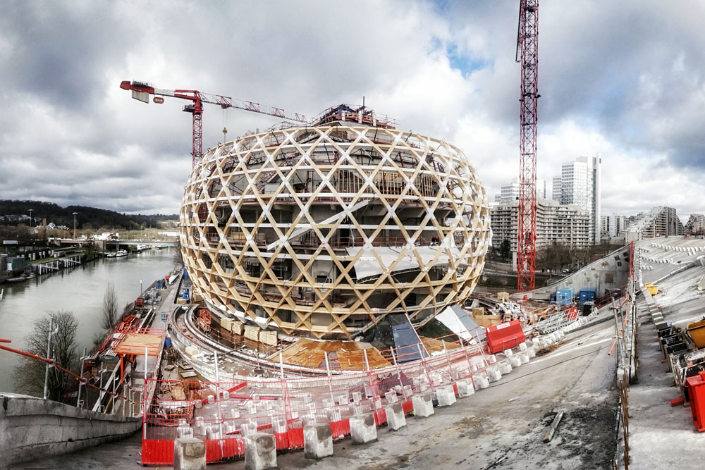 A tight squeeze: Narrow space and little time required good coordination and first-class construction site management