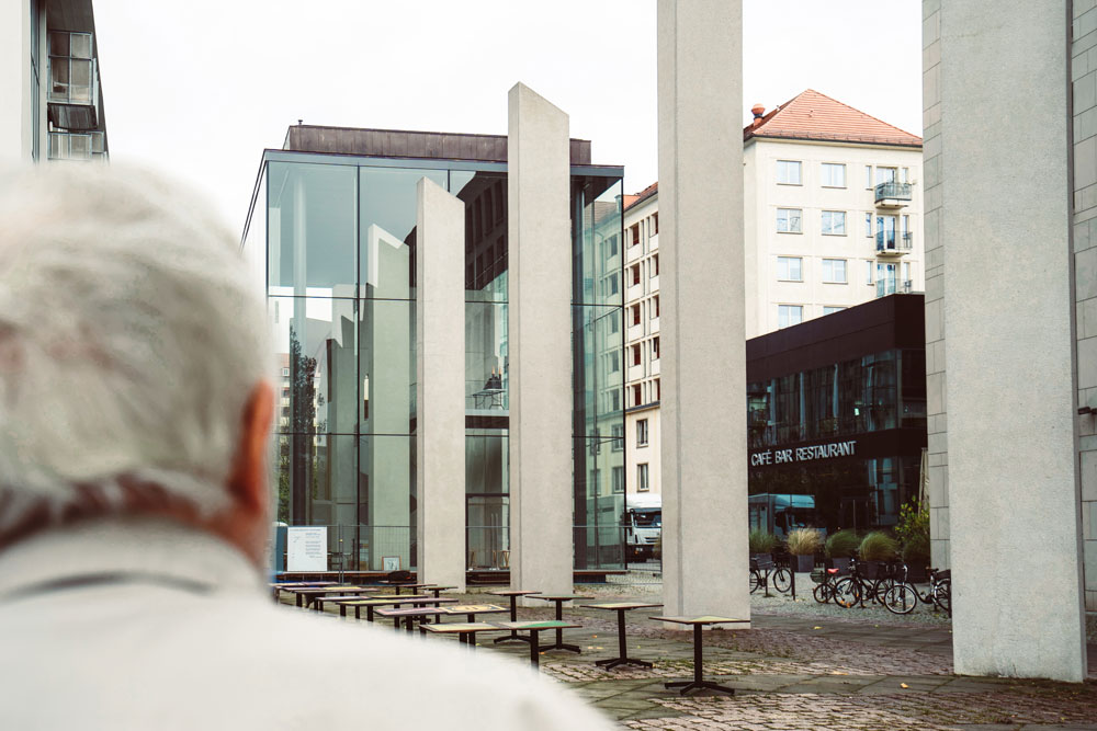 Five abstract pillars loom out of nowhere like monuments. They have been built on the site where the five buttresses once supported the Church of St. Sophia with its two naves.  