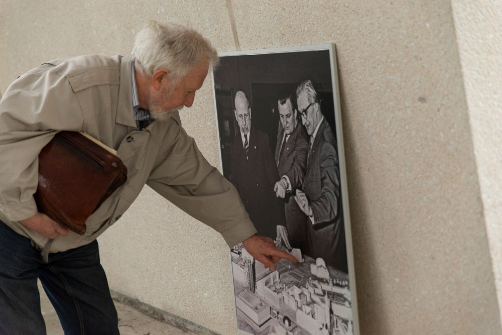 Walter Ulbricht removes the Church of St. Sophia from the city model of Dresden (1960) 