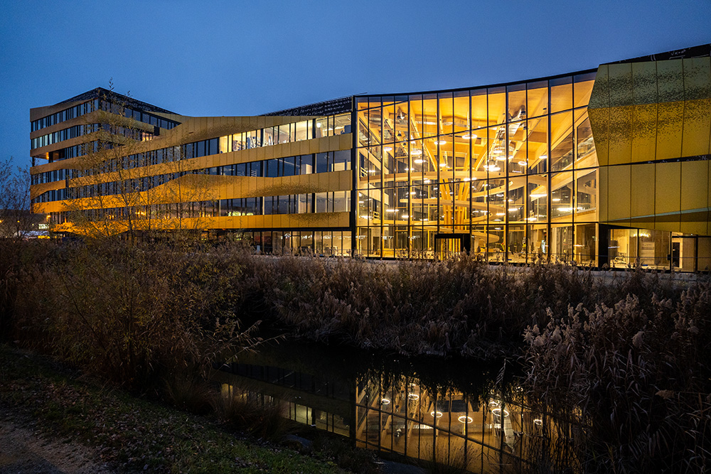 Telle une gigantesque vitrine, l'atrium inondé de lumière devrait guider le regard vers les mondes scientifiques à l'intérieur. Le système THERM<sup>+</sup> FS-I fut la solution parfaite pour les exigences architecturales et techniques. | Photo: Progin SA